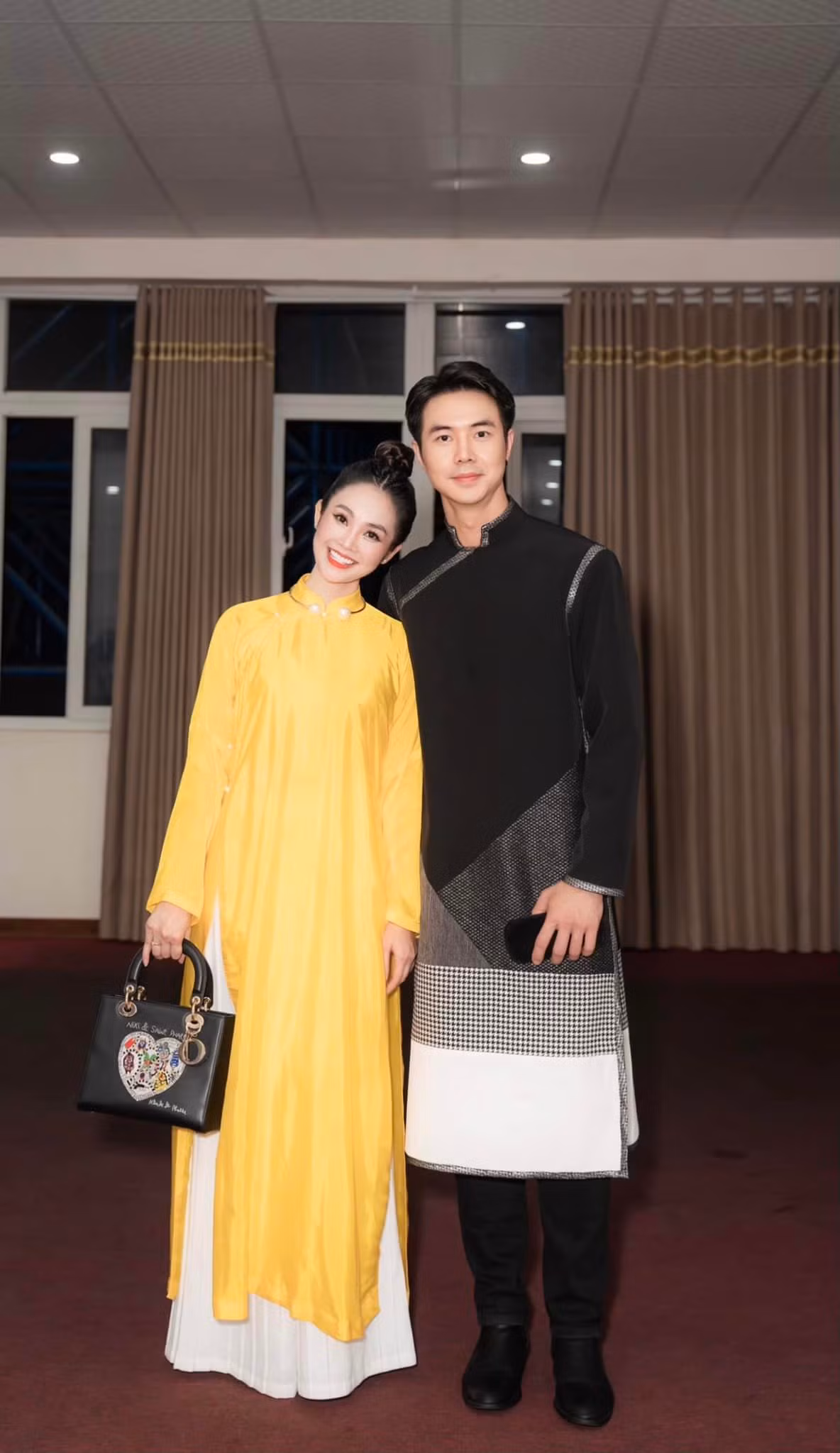 Đức Hiếu và vợ - MC Thùy Linh.