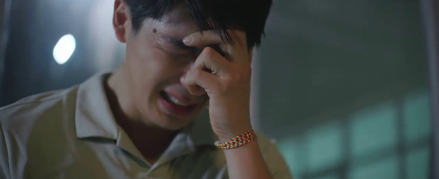 Lâm bất lực khi hoàn cảnh xô đẩy khiến anh phải đánh đổi tình yêu để cứu người thân.