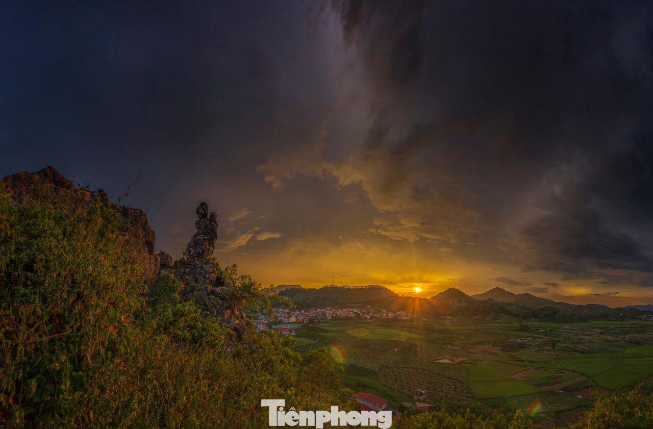 Anh Minh cho biết: Với cảnh đẹp tại khu núi nàng Tô Thị, anh luôn dành thời gian đến chiêm nghiệm, đam mê săn chờ những khoảnh khắc đẹp để bấm máy. Ảnh Chu Minh