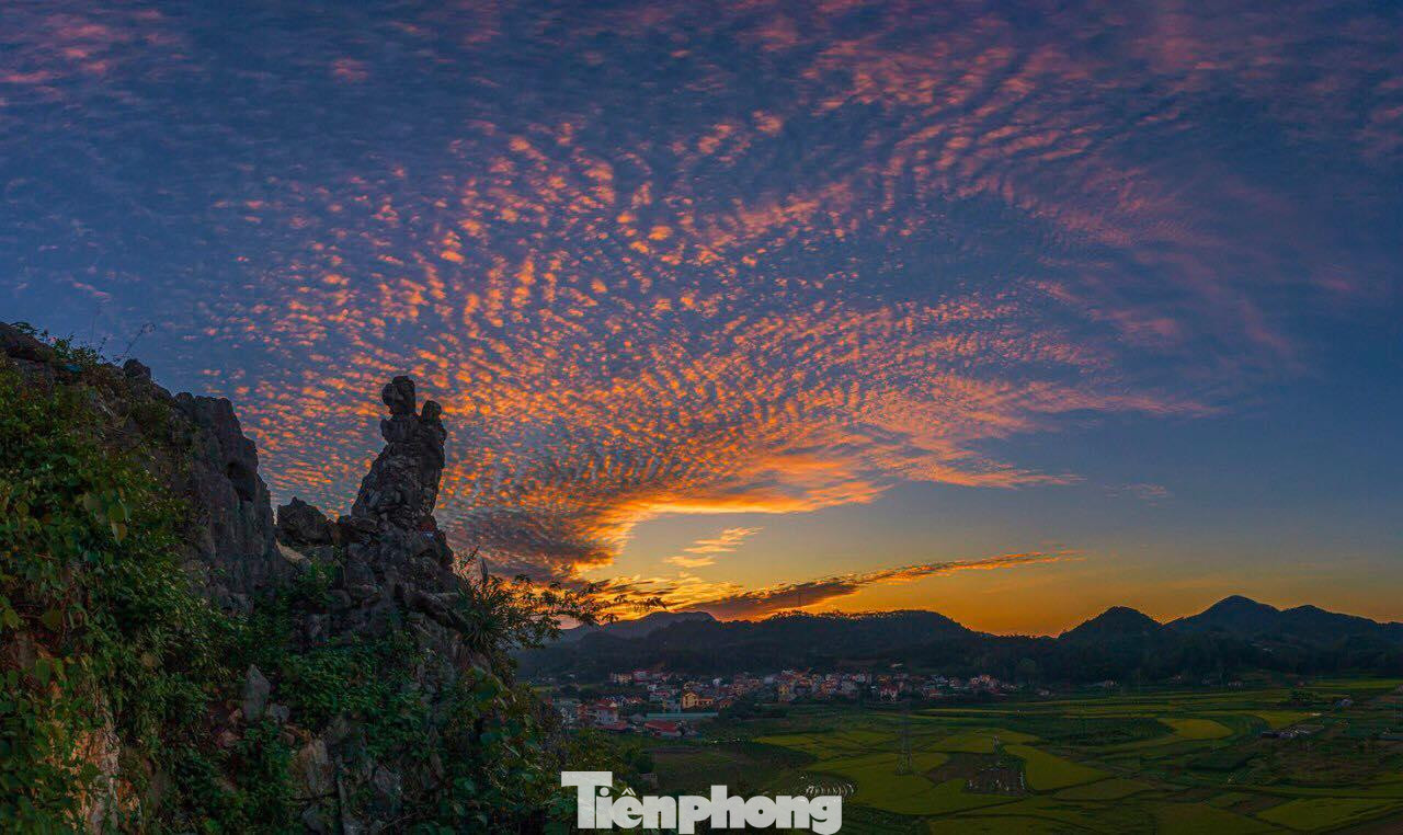 Tượng nàng Tô Thị khi hoàng hôn buông xuống. Ảnh: Chu Minh