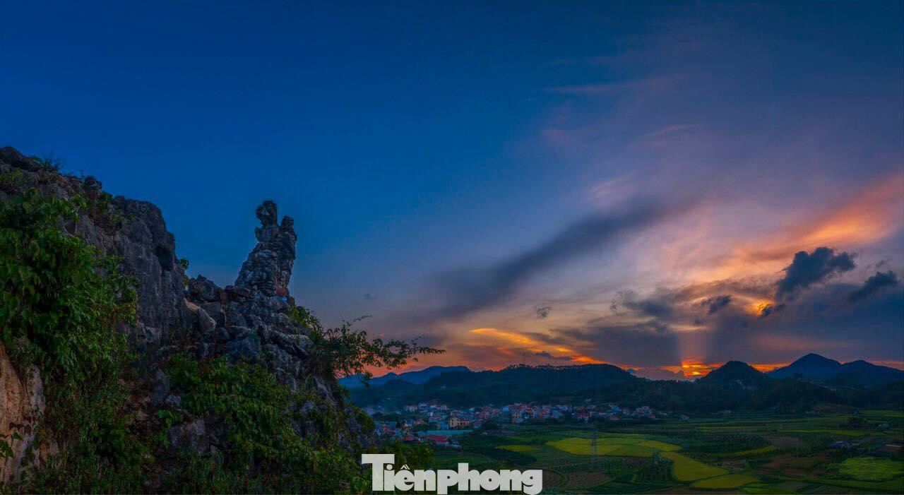 Núi Tô Thị (còn gọi là nàng Vọng phu) là một trong những ngọn núi nằm trong quần thể danh thắng Tam Thanh- Nhị Thanh. Trên đỉnh núi có tảng đá tự nhiên giống như hình ảnh một người mẹ bồng con nhìn về phía xa, nơi ải Bắc. Ảnh: Chu Minh