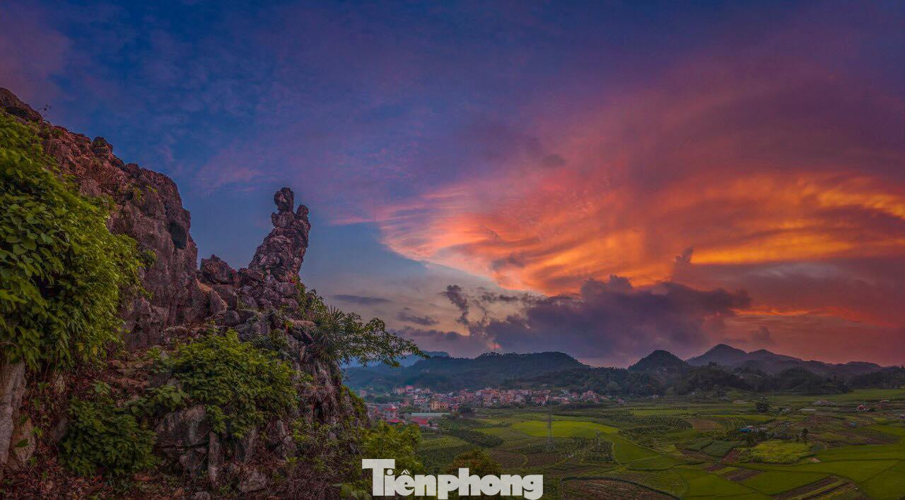 Thiên nhiên đã tạo ra hình tượng người mẹ ôm con chờ chồng trên đỉnh núi cao, không chỉ trong chuyện kể dân gian mà còn xuất hiện trong hội hè và trở thành tín ngưỡng thờ cúng của nhân dân các dân tộc xứ Lạng. Ảnh: Chu Minh