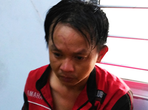 Nhân tại cơ quan điều tra. Chủ tiệm vàng chống trả, nhốt tên cướp có roi điện trong nhà ảnh 1