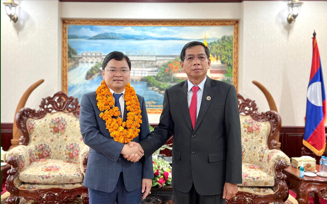 Bí thư Tỉnh ủy, Tỉnh trưởng Viêng Chăn Khamphan Sitthidampha và Bí thư thứ nhất T.Ư Đoàn TNCS Hồ Chí Minh Nguyễn Anh Tuấn tại buổi gặp. Bí thư Tỉnh ủy, Tỉnh trưởng Viêng Chăn Khamphan Sitthidampha và Bí thư thứ nhất T.Ư Đoàn TNCS Hồ Chí Minh Nguyễn Anh Tuấn tại buổi gặp.