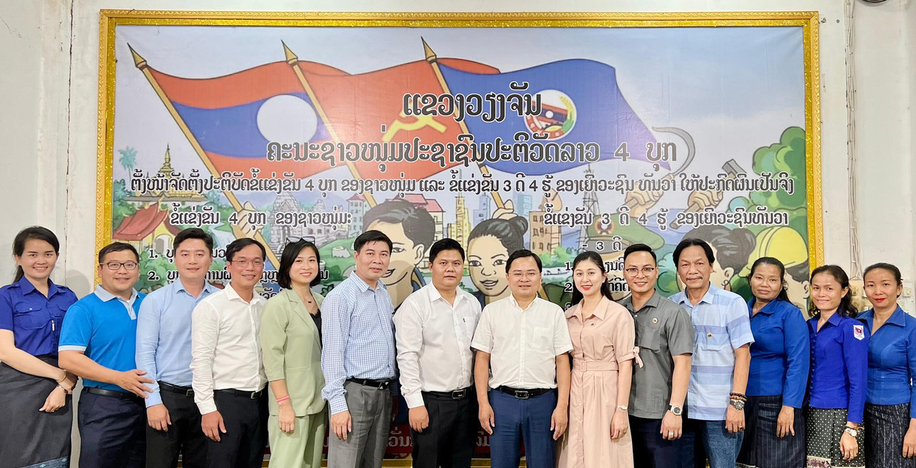 Đoàn đại biểu cấp cao T.Ư Đoàn TNCS Hồ Chí Minh chụp ảnh lưu niệm cùng cán bộ Đoàn, thanh niên tỉnh Viêng Chăn. Đoàn đại biểu cấp cao T.Ư Đoàn TNCS Hồ Chí Minh chụp ảnh lưu niệm cùng cán bộ Đoàn, thanh niên tỉnh Viêng Chăn.