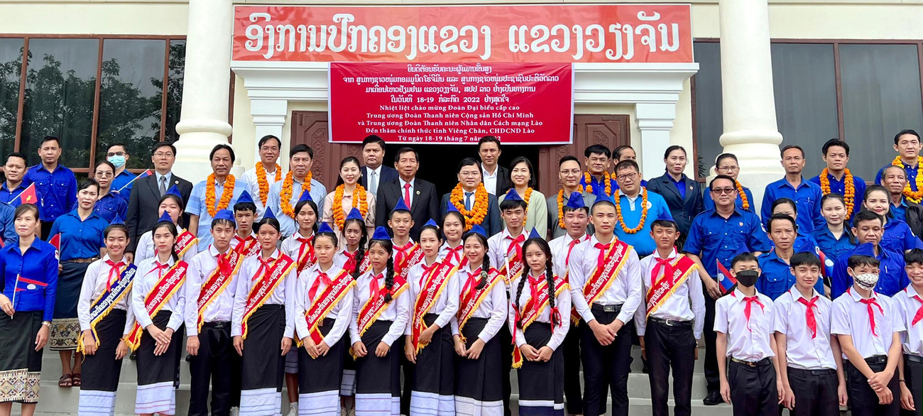 Đoàn đại biểu cấp cao T.Ư Đoàn TNCS Hồ Chí Minh chụp ảnh lưu niệm cùng lãnh đạo tỉnh, đoàn viên thanh niên tỉnh Viêng Chăn. Đoàn đại biểu cấp cao T.Ư Đoàn TNCS Hồ Chí Minh chụp ảnh lưu niệm cùng lãnh đạo tỉnh, đoàn viên thanh niên tỉnh Viêng Chăn.