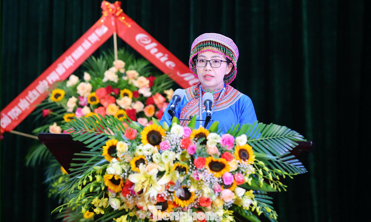 Chị Giàng Thị Mai - Bí thư Tỉnh Đoàn Lào Cai khóa XIV trình bày tóm tắt dự thảo Báo cáo Chính trị của Ban Chấp hành khóa XIII trình Đại hội.