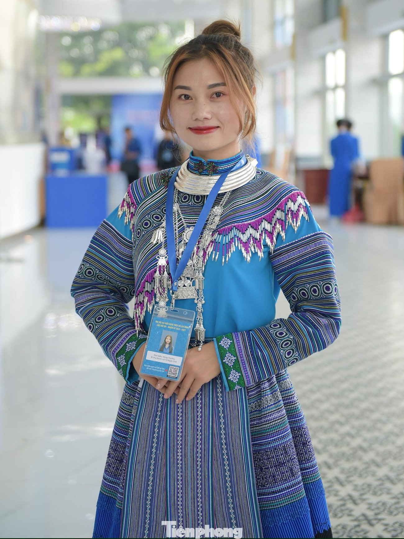 Đại biểu Vàng Thị Khư (SN 1994) Bí thư Đoàn xã Tả Ngài Chồ (huyện Mường Khương), tham dự phiên trọng thể Đại hội với trang phục truyền thống của đồng bào dân tộc Mông. Khư cho biết, vinh dự và tự hào trở thành đại biểu đại diện cho tuổi trẻ các dân tộc huyện Mường Khương tham dự Đại hội. Khư kỳ vọng Ban Chấp hành nhiệm kỳ mới sẽ phát huy tính tiên phong, sáng tạo và đoàn kết để có thêm nhiều chương trình, hoạt động đồng hành, hỗ trợ thanh thiếu nhi tỉnh Lào Cai trong học tập, phát triển kinh tế.