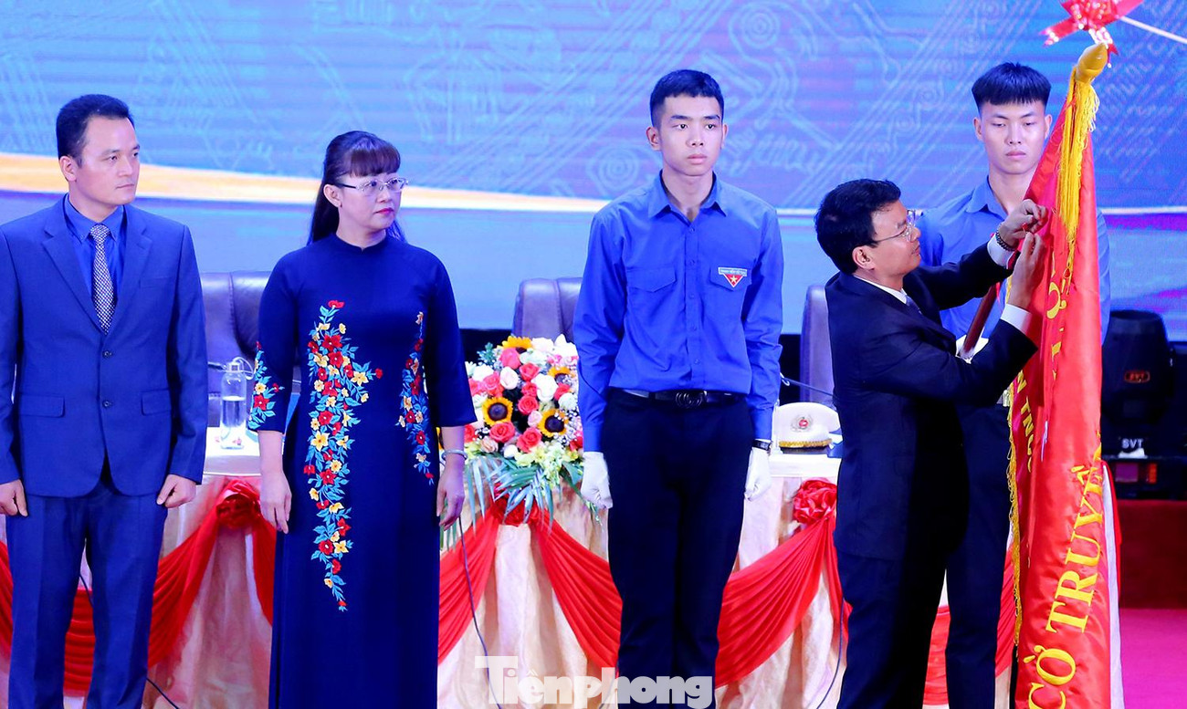 Tại Đại hội, thừa ủy quyền của Chủ tịch nước, ông Đặng Xuân Phong - Ủy viên T.Ư Đảng, Bí thư Tỉnh ủy Lào Cai trao Huân chương Lao động hạng Nhất cho Đoàn TNCS Hồ Chí Minh tỉnh Lào Cai.