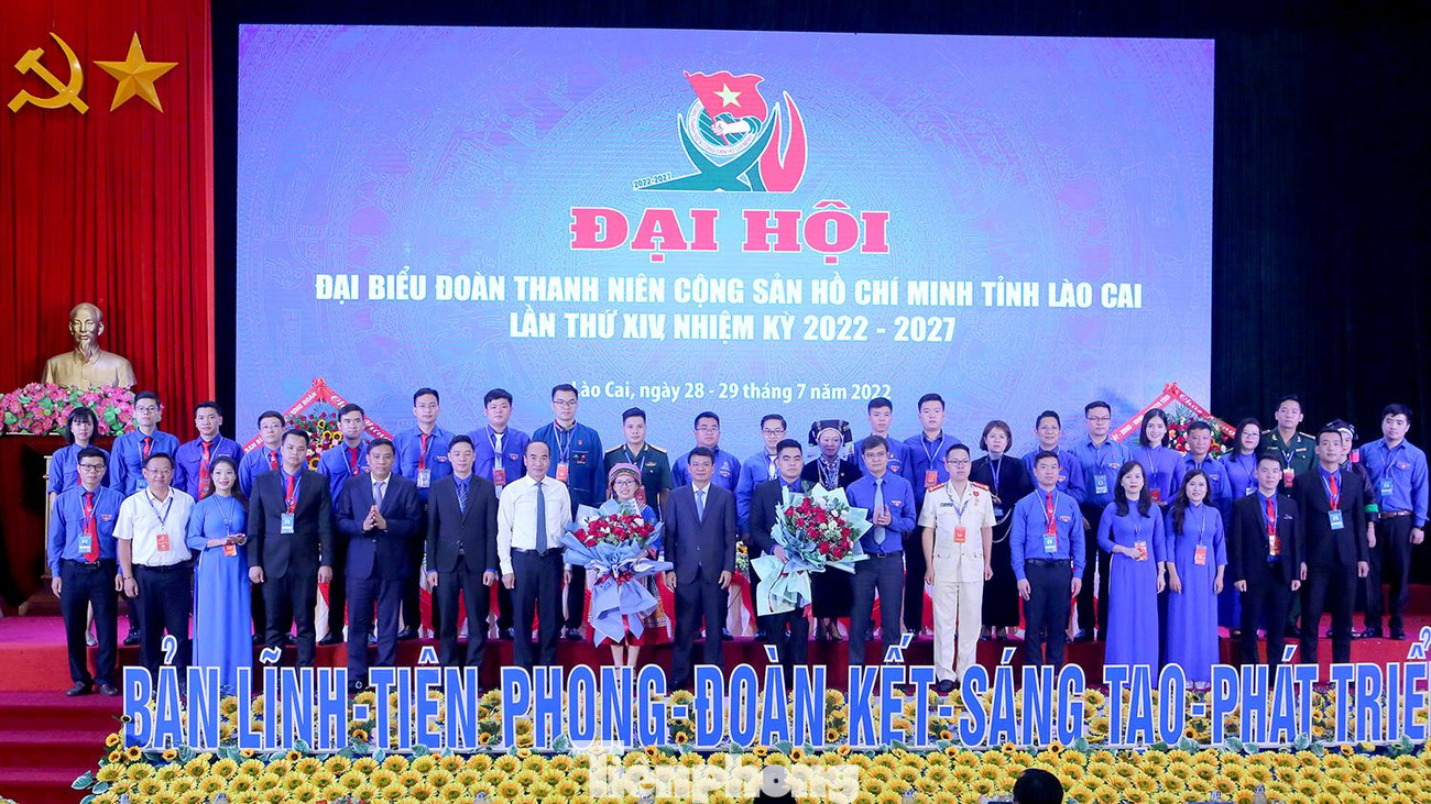 Ông Đặng Xuân Phong - Bí thư Tỉnh ủy Lào Cai và anh Bùi Quang Huy - Bí thư thường trực T.Ư Đoàn tặng hoa chúc mừng Ban Chấp hành Tỉnh Đoàn Lào Cai khóa XIV nhiệm kỳ 2022 - 2027.