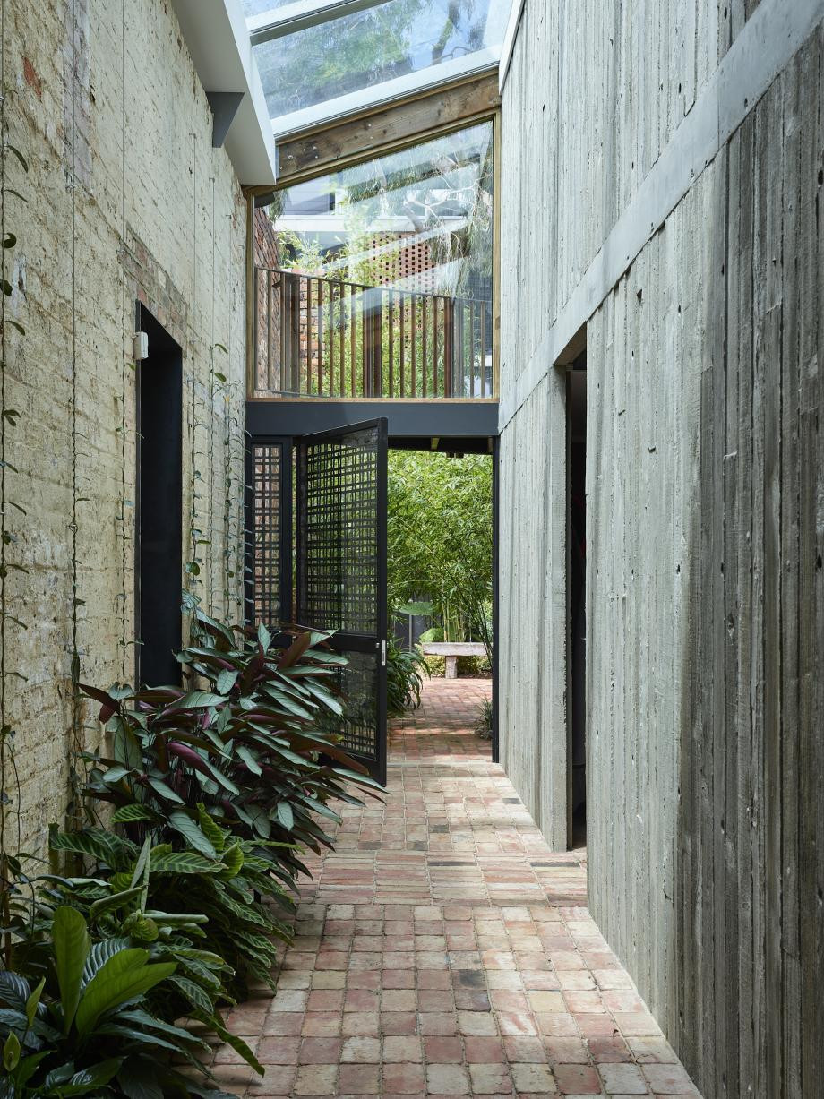 Theo đó, không gian lưu thông chính trong nhà kho chia thành các lối đi hướng vào sân trong, nơi có những thảm thực vật và dây leo chằng chịt. Lớp gỉ trên tường cũng được kiến trúc sư giữ nguyên để tạo cảm giác xưa cũ cho nhà kho.