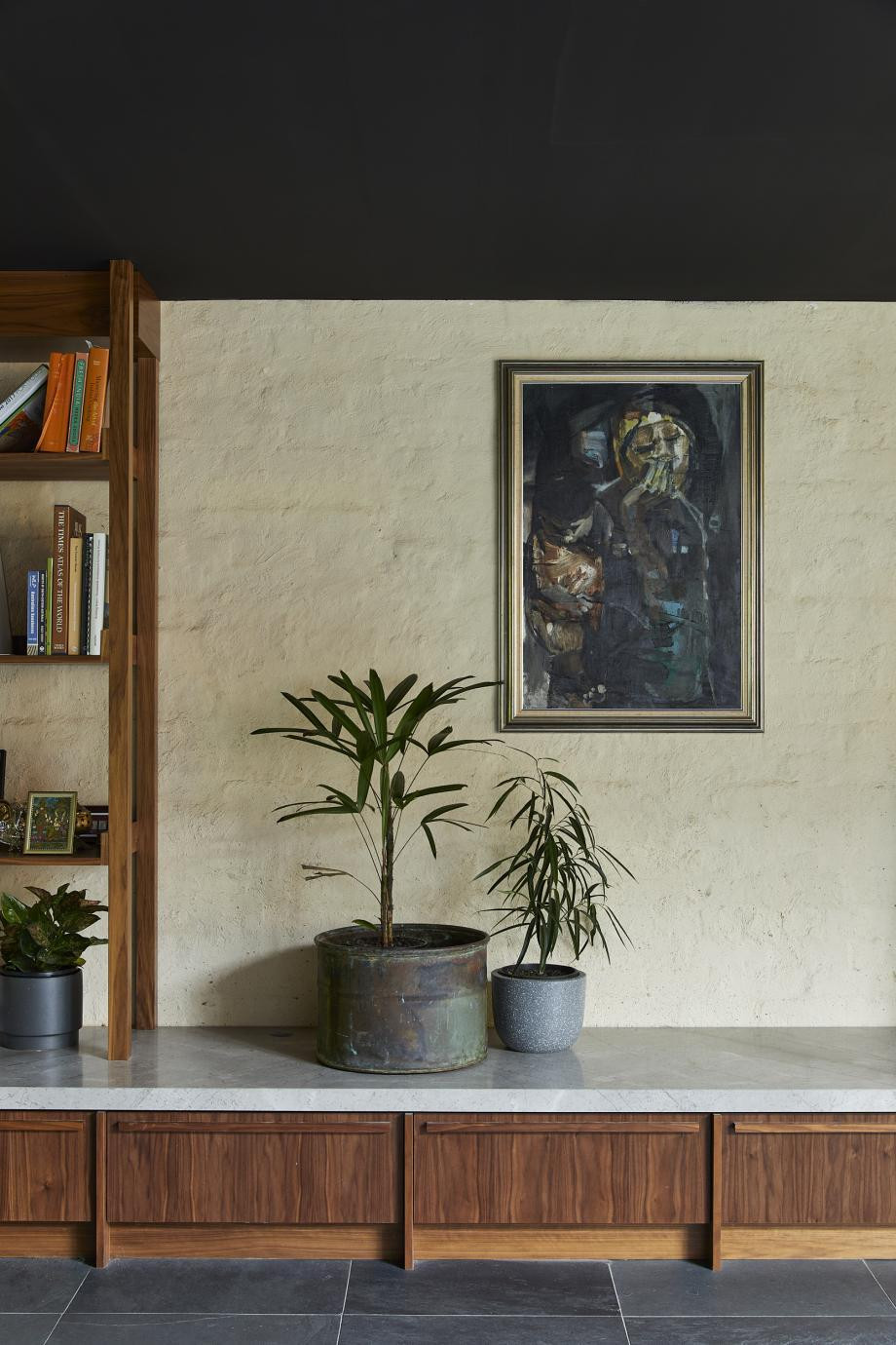 Nội thất trong nhà kho được thiết kế lại theo phong cách hiện đại mà kiến trúc sư nói rằng: “Kiến trúc này bị ảnh hưởng theo giai thoại chủ nghĩa hiện đại của Venice và Brazil”. Theo đó, không gian lưu thông chính trong nhà kho chia thành các lối đi hướng vào sân trong, nơi có những thảm thực vật và dây leo chằng chịt. Lớp gỉ trên tường cũng được kiến trúc sư giữ nguyên để tạo cảm giác xưa cũ cho nhà kho. Tầng trệt của nhà kho được thiết kế thành quầy bar, nơi mọi người có thể tập trung ăn uống và đọc sách trong khi tầng trên là khu vực phòng ngủ của trẻ em. “Cũ gặp mới ở khắp mọi nơi, nhưng cảm giác chung là đây là một ngôi nhà luôn ở đó. Vật liệu xúc giác, màu sắc tự nhiên và bề mặt kết hợp với nhau trong một tổng thể tạo cảm giác thoải mái và dễ chịu khi chạm vào”, kiến trúc sư bày tỏ. Trụ lõi bê tông ở trung tâm nhà kho được lắp thêm cầu thang bằng gỗ, dẫn đến các khu vực phòng giặt, phòng tắm và phòng để đồ. Kiến trúc sư cho biết, những chi tiết còn dùng được trong nhà kho sẽ được tận dụng tối đa, kết hợp với nội thất mang gam màu tương tự để tạo nên một tổng thể hợp nhất nhưng không kém phần tiện nghi và mới mẻ.