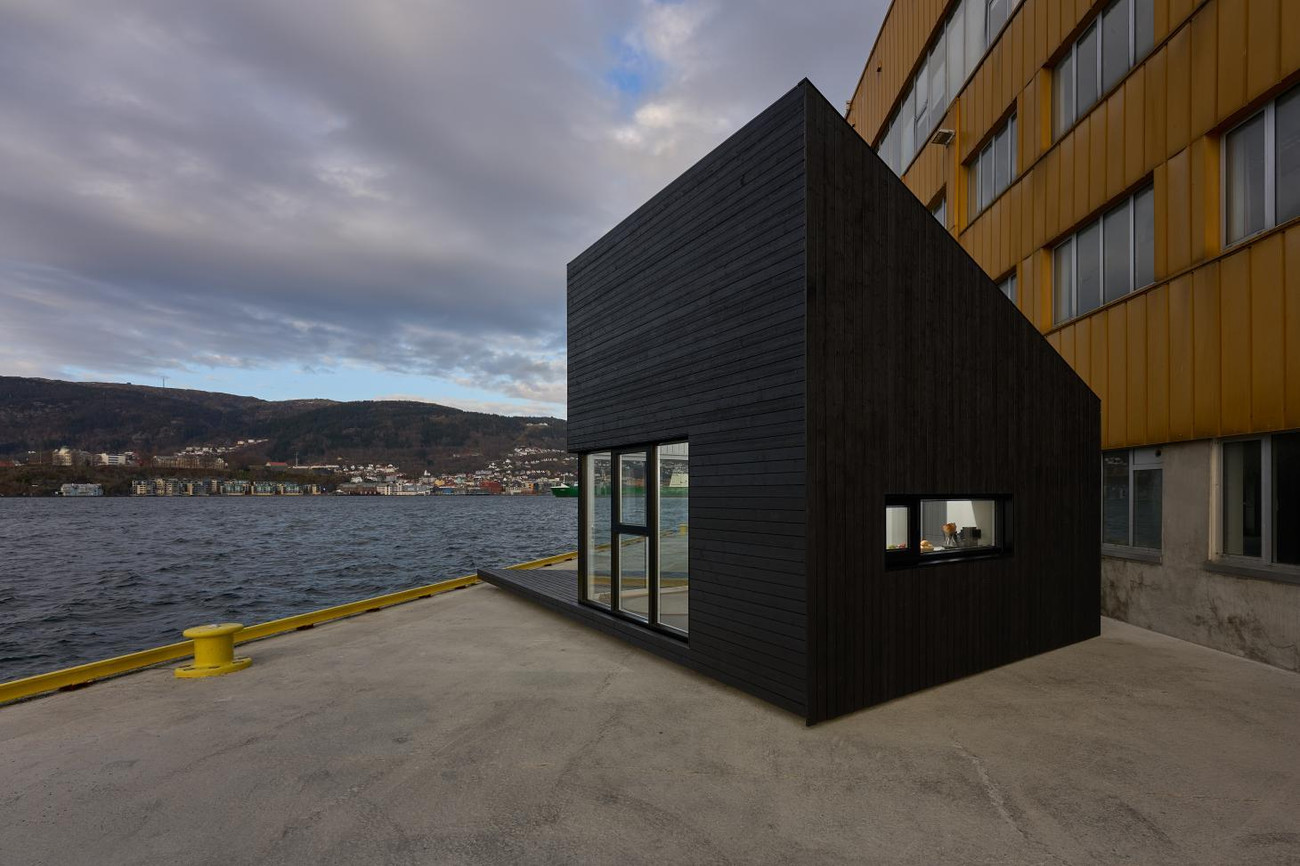 XS Minihus bao gồm 12 phần chính, cho phép người dùng có thể vận chuyển đến những địa điểm xa xôi rồi lắp ghép lại, điều này có nghĩa là nó cũng dễ dàng tháo dỡ để chuyển đến vị trí khác. Bởi cấu trúc nhà nằm trên các cọc, vì vậy nó có thể thích ứng với mọi loại địa hình gồ ghề.