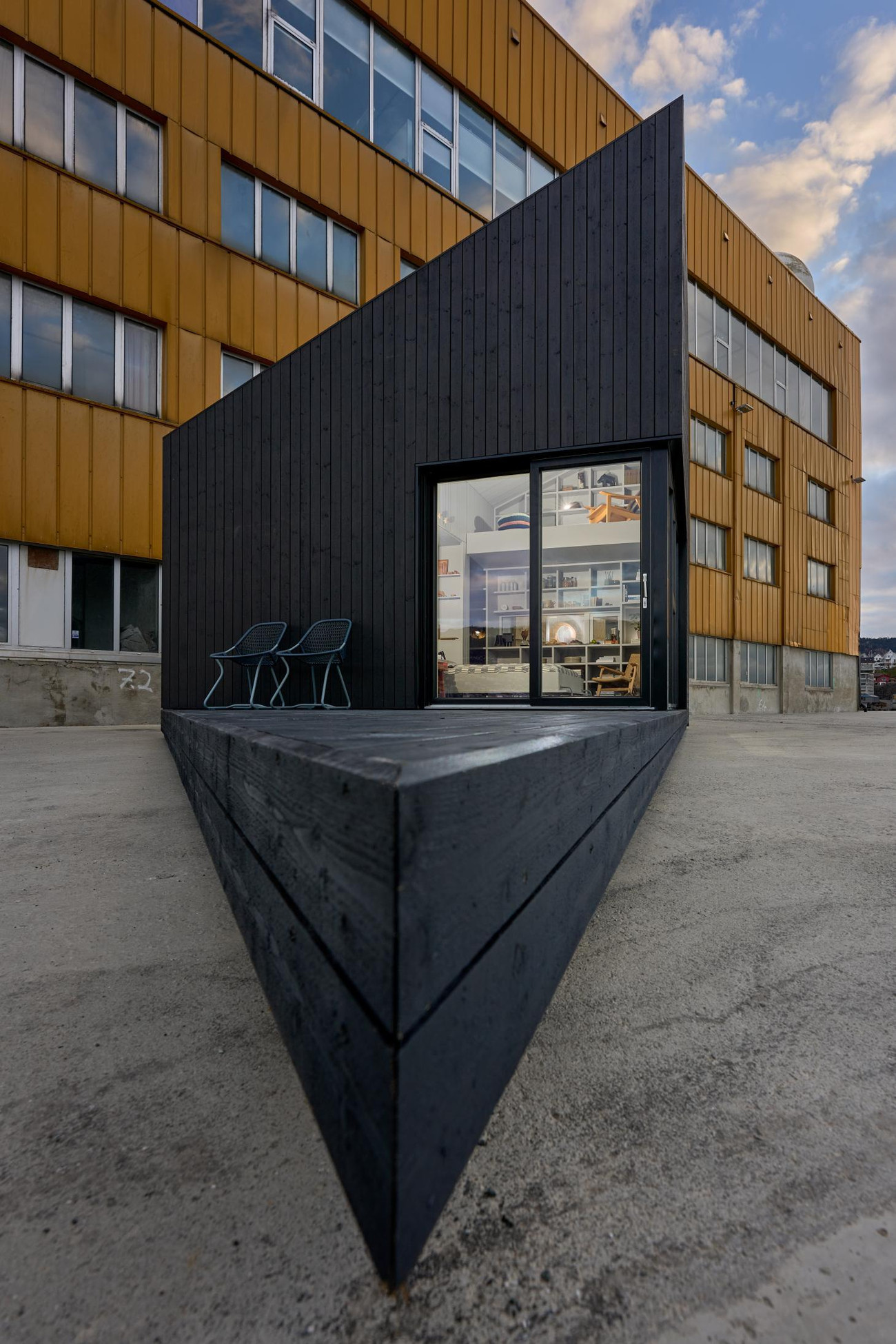 Nội thất trong nhà được thiết kế nhỏ gọn để tạo cảm giác rộng rãi trong một diện tích nhỏ hẹp. Trong đó, đội thiết kế sử dụng giường gấp để khi không có nhu cầu, gia chủ có thể kéo lên sát tường; các chi tiết khác như giá sách, dụng cụ nhà bếp và tủ đựng quần áo cũng được thiết kế tương tự. Phòng vệ sinh được “giấu” phía sau đầu giường, góc đọc sách được đặt phía trên tủ đựng đồ, áp với mái nhà và có thể lên xuống bằng thang gấp. Ngôi nhà có hệ thống tích trữ nước mưa để sử dụng cho nhà vệ sinh, các tấm pin năng lượng mặt trời trên mái nhà là nguồn cung cấp điện. XS Minihus bao gồm 12 phần chính, cho phép người dùng có thể vận chuyển đến những địa điểm xa xôi rồi lắp ghép lại, điều này có nghĩa là nó cũng dễ dàng tháo dỡ để chuyển đến vị trí khác. Bởi cấu trúc nhà nằm trên các cọc, vì vậy nó có thể thích ứng với mọi loại địa hình gồ ghề. Do đó, nếu muốn sống ở một nơi như rừng rậm hoặc bên cạnh vịnh hẹp hay bến tàu mà không có nhiều ngân sách vận chuyển vật liệu, mua đất thì ngôi nhà siêu nhỏ này là một lựa chọn sáng giá. Hiện tại, XS là căn hộ nhỏ nhất trong số bốn căn nhà nhỏ gọn được sáng tạo bởi kiến trúc sư Saunders và các cộng sự của ông.