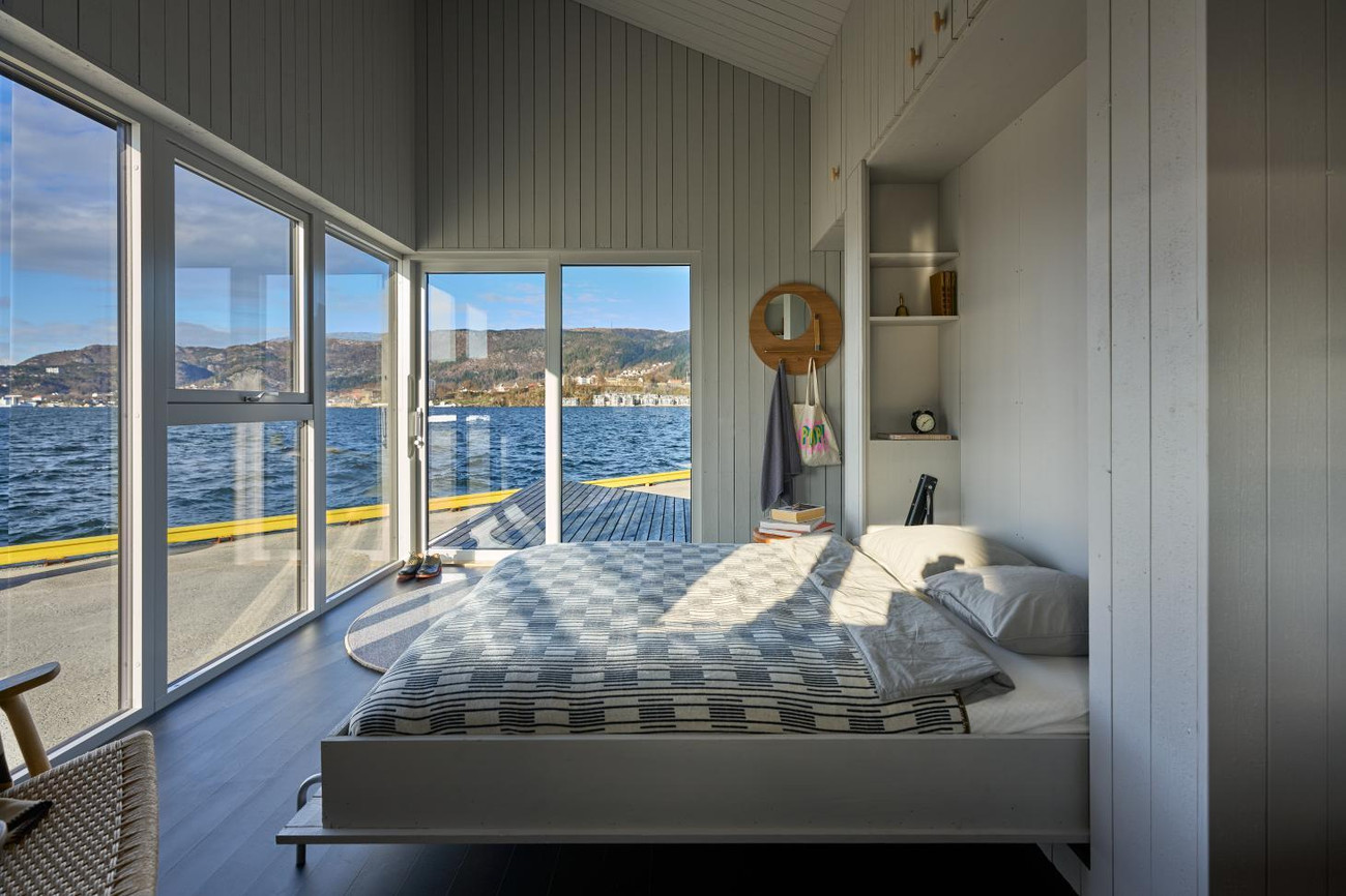 Nội thất trong nhà được thiết kế nhỏ gọn để tạo cảm giác rộng rãi trong một diện tích nhỏ hẹp. Trong đó, đội thiết kế sử dụng giường gấp để khi không có nhu cầu, gia chủ có thể kéo lên sát tường; các chi tiết khác như giá sách, dụng cụ nhà bếp và tủ đựng quần áo cũng được thiết kế tương tự. Phòng vệ sinh được “giấu” phía sau đầu giường, góc đọc sách được đặt phía trên tủ đựng đồ, áp với mái nhà và có thể lên xuống bằng thang gấp. Ngôi nhà có hệ thống tích trữ nước mưa để sử dụng cho nhà vệ sinh, các tấm pin năng lượng mặt trời trên mái nhà là nguồn cung cấp điện. XS Minihus bao gồm 12 phần chính, cho phép người dùng có thể vận chuyển đến những địa điểm xa xôi rồi lắp ghép lại, điều này có nghĩa là nó cũng dễ dàng tháo dỡ để chuyển đến vị trí khác. Bởi cấu trúc nhà nằm trên các cọc, vì vậy nó có thể thích ứng với mọi loại địa hình gồ ghề. Do đó, nếu muốn sống ở một nơi như rừng rậm hoặc bên cạnh vịnh hẹp hay bến tàu mà không có nhiều ngân sách vận chuyển vật liệu, mua đất thì ngôi nhà siêu nhỏ này là một lựa chọn sáng giá. Hiện tại, XS là căn hộ nhỏ nhất trong số bốn căn nhà nhỏ gọn được sáng tạo bởi kiến trúc sư Saunders và các cộng sự của ông.