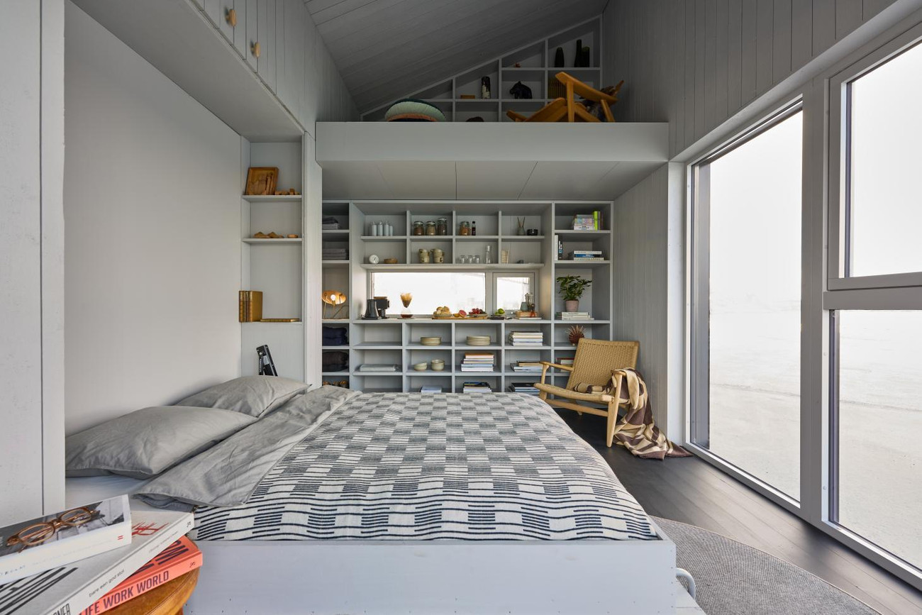 Phòng vệ sinh được “giấu” phía sau đầu giường, góc đọc sách được đặt phía trên tủ đựng đồ, áp với mái nhà và có thể lên xuống bằng thang gấp. Ngôi nhà có hệ thống tích trữ nước mưa để sử dụng cho nhà vệ sinh, các tấm pin năng lượng mặt trời trên mái nhà là nguồn cung cấp điện.