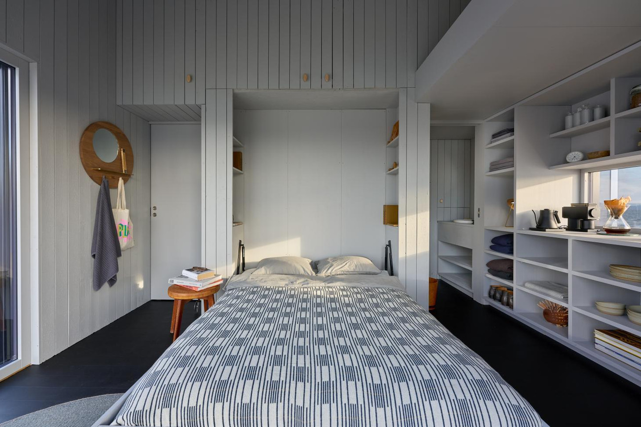 Hiện tại, XS là căn hộ nhỏ nhất trong số bốn căn nhà nhỏ gọn được sáng tạo bởi kiến trúc sư Saunders và các cộng sự của ông.