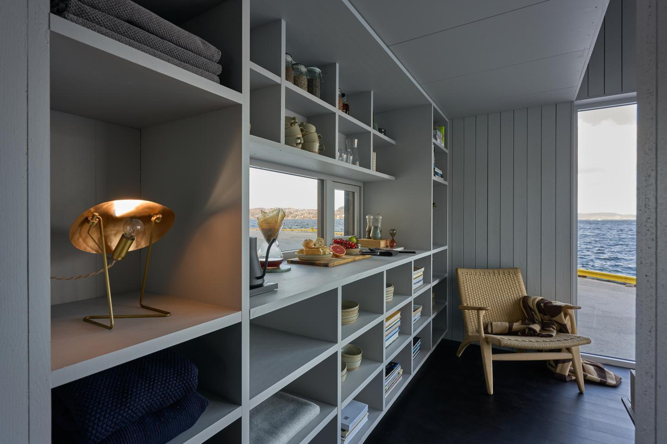 Do đó, nếu muốn sống ở một nơi như rừng rậm hoặc bên cạnh vịnh hẹp hay bến tàu mà không có nhiều ngân sách vận chuyển vật liệu, mua đất thì ngôi nhà siêu nhỏ này là một lựa chọn sáng giá. Hiện tại, XS là căn hộ nhỏ nhất trong số bốn căn nhà nhỏ gọn được sáng tạo bởi kiến trúc sư Saunders và các cộng sự của ông.