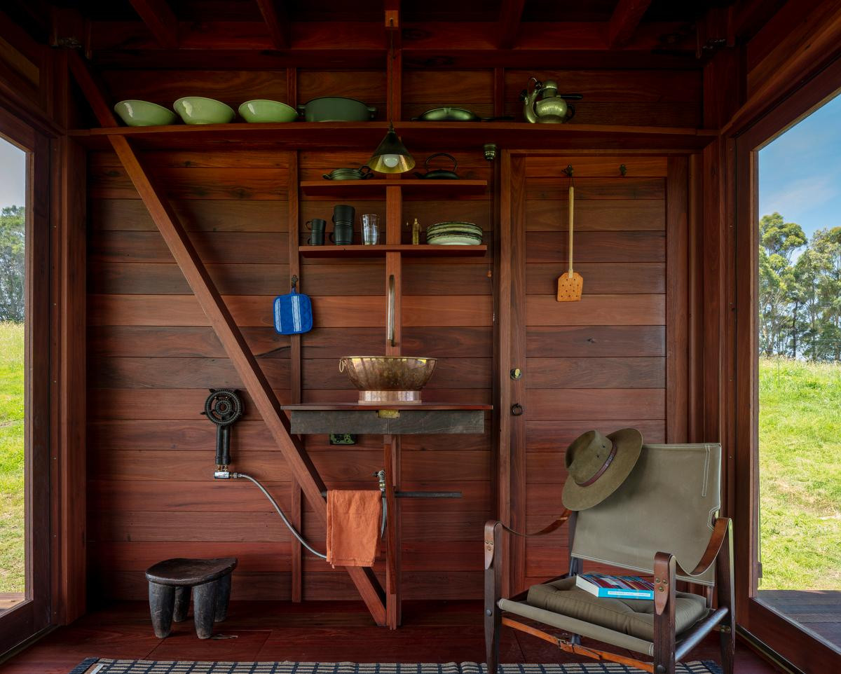 Ngôi nhà có mặt bằng rộng 9m2, cho phép hai người cùng ở mà vẫn có không gian riêng của mỗi cá nhân. Cấu trúc ngôi nhà được làm chủ yếu bằng vỏ sắt tái chế lấy từ một chiếc cầu cảng không sử dụng, vật liệu này nhằm để chống lại ánh nắng thiêu đốt từ mặt trời ở nước Úc.