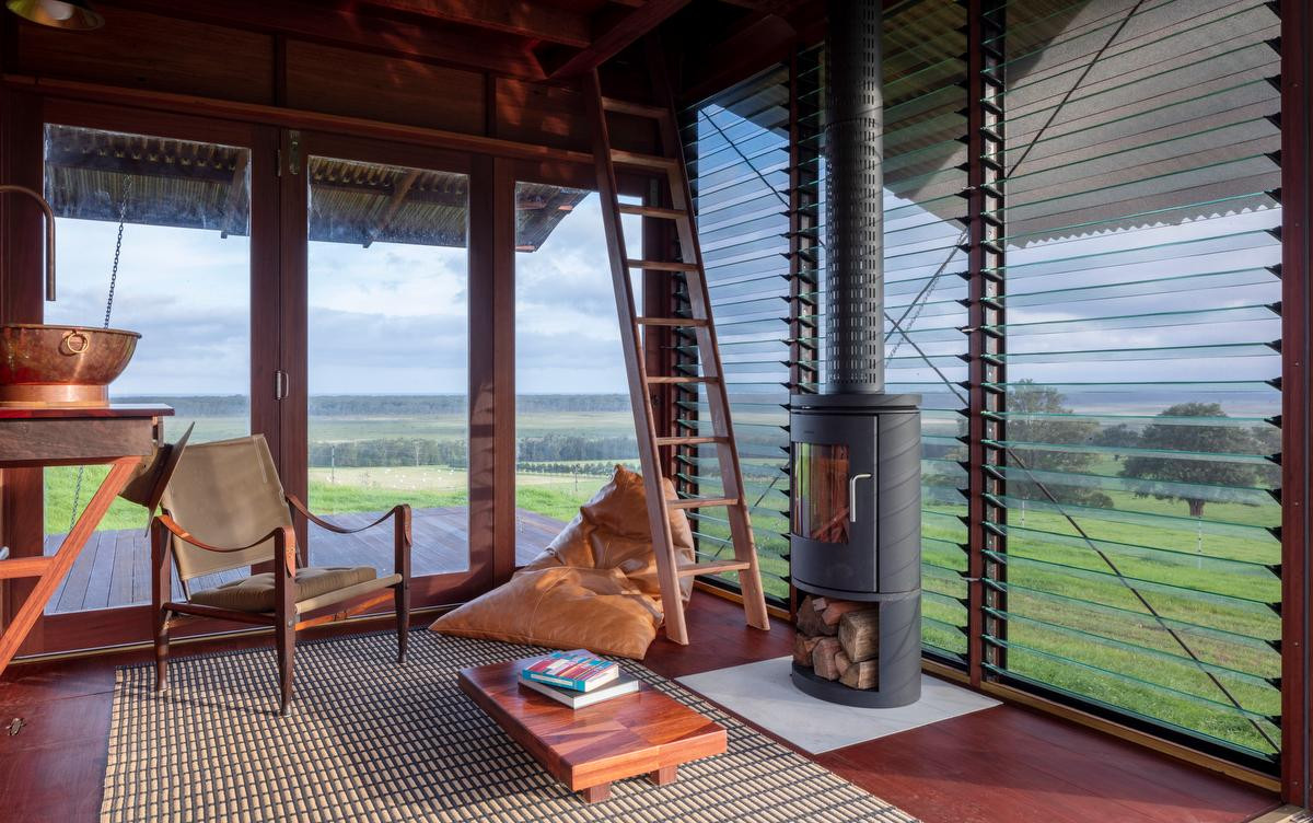 Tầng trệt là nơi nấu nướng, cất giữ đồ đạc và có hệ thống sưởi cho ngôi nhà. Phòng ngủ nằm phía trên và lên xuống bằng thang. Phòng tắm là một boong phía sau nhà với bể chứa nước mưa riêng và nhà vệ sinh có hệ thống ủ.