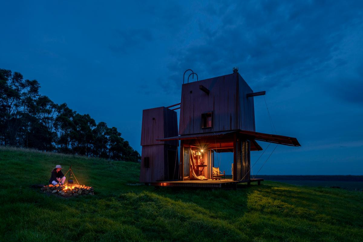Nếu nhìn xa, ngôi nhà trông giống như một con rô bốt gỗ giữa cánh đồng xanh mướt, nó hiện thực hóa ước muốn về nơi nghỉ dưỡng yên bình mà vẫn đầy đủ tiện nghi cho con người hiện đại.