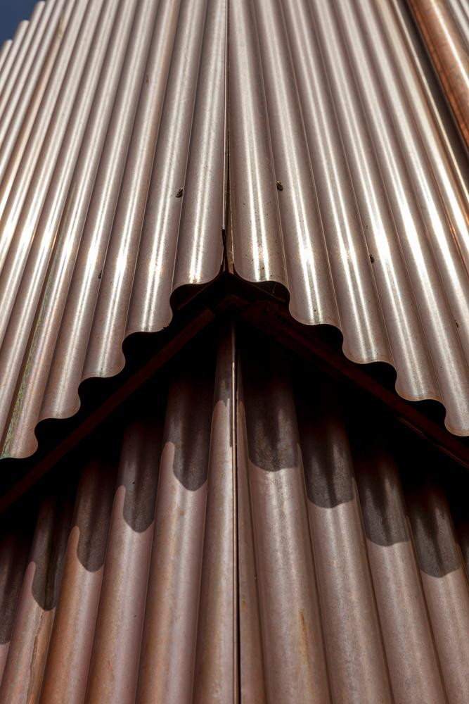 Nước được thu thập trên các mái nhà rồi được dẫn vào bể chứa phía trên phòng tắm, cung cấp nước cho vòi hoa sen và nhà bếp. Bếp đun bằng củi trong nồi đốt nóng cabin vào ban đêm. Các tấm pin mặt trời trên mái nhà cung cấp năng lượng để chiếu sáng. Ngoài ra, căn nhà còn có một chiếc thang dẫn lên mái nhà và đóng vai trò như một dây thoát sét.