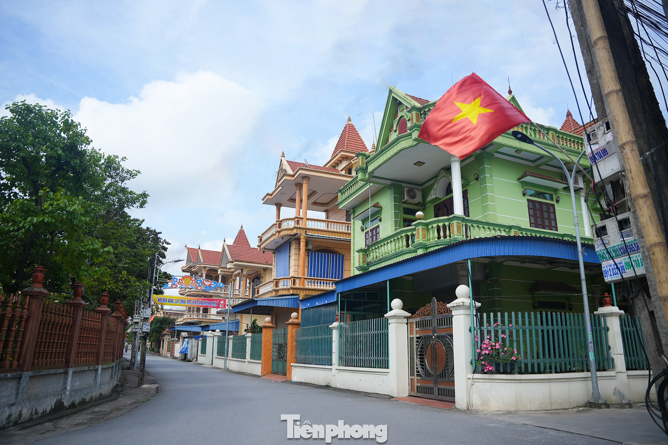 Nhà cao tầng, biệt thự hiện đại tại khu vực này có đủ kiểu kiến trúc, từ mái vòm, mái cong, thiết kế cầu kỳ theo phong cách kiến trúc lâu đài châu Âu.