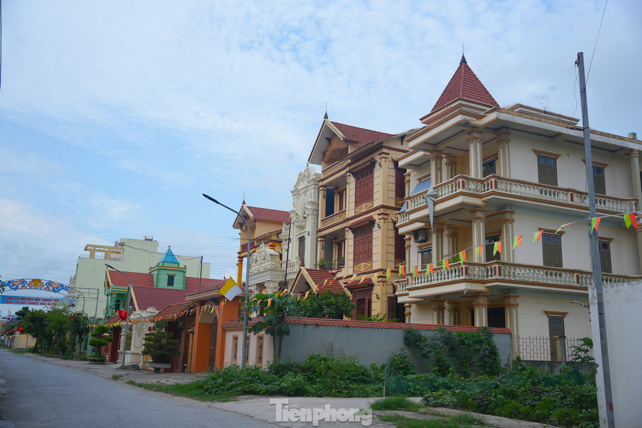 Nhà cao tầng, biệt thự hiện đại tại khu vực này có đủ kiểu kiến trúc, từ mái vòm, mái cong, thiết kế cầu kỳ theo phong cách kiến trúc lâu đài châu Âu.