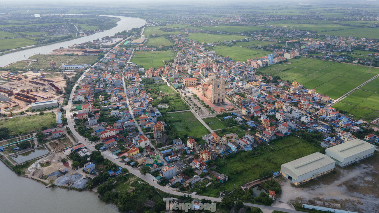 Làng Phú An có diện tích khoảng 4km2, có trên 800 hộ nhưng đến 60% là biệt thự, nhà cao tầng.