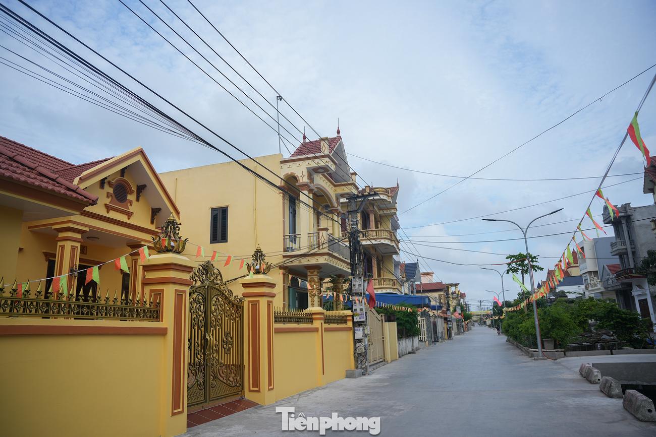 Đa số người dân Phú An sống bám biển, quanh năm lênh đênh biển nên làng xóm thường xuyên vắng vẻ. Nhịp sống ở đây khá bình lặng so với những làng lân cận.