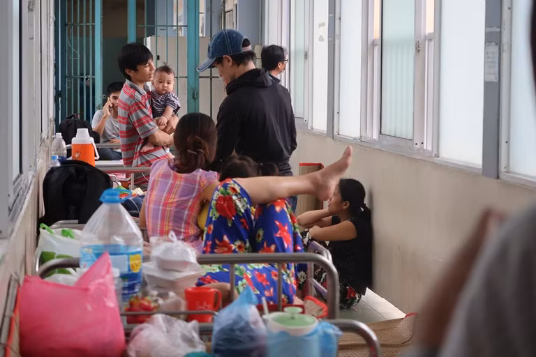 Trẻ mắc tay chân miệng đông, cải tạo căng tin làm nơi chữa bệnh ảnh 6