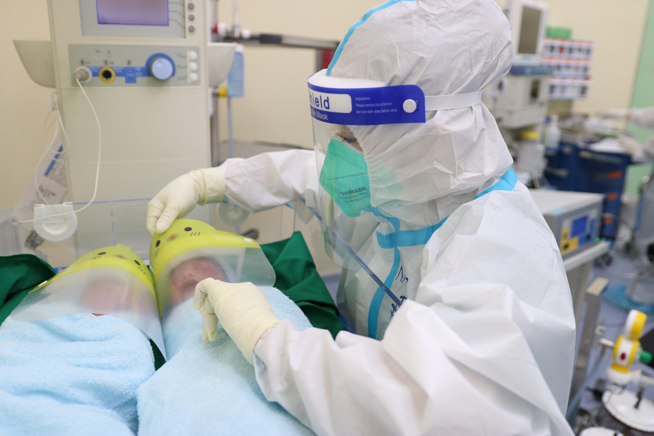 Cả người mẹ và hai bé đều khỏe mạnh sau cuộc vượt cạn, các bé đã có kết quả xét nghiệm âm tính với SARS-CoV-2. Cả người mẹ và hai bé đều khỏe mạnh sau cuộc vượt cạn, các bé đã có kết quả xét nghiệm âm tính với SARS-CoV-2.