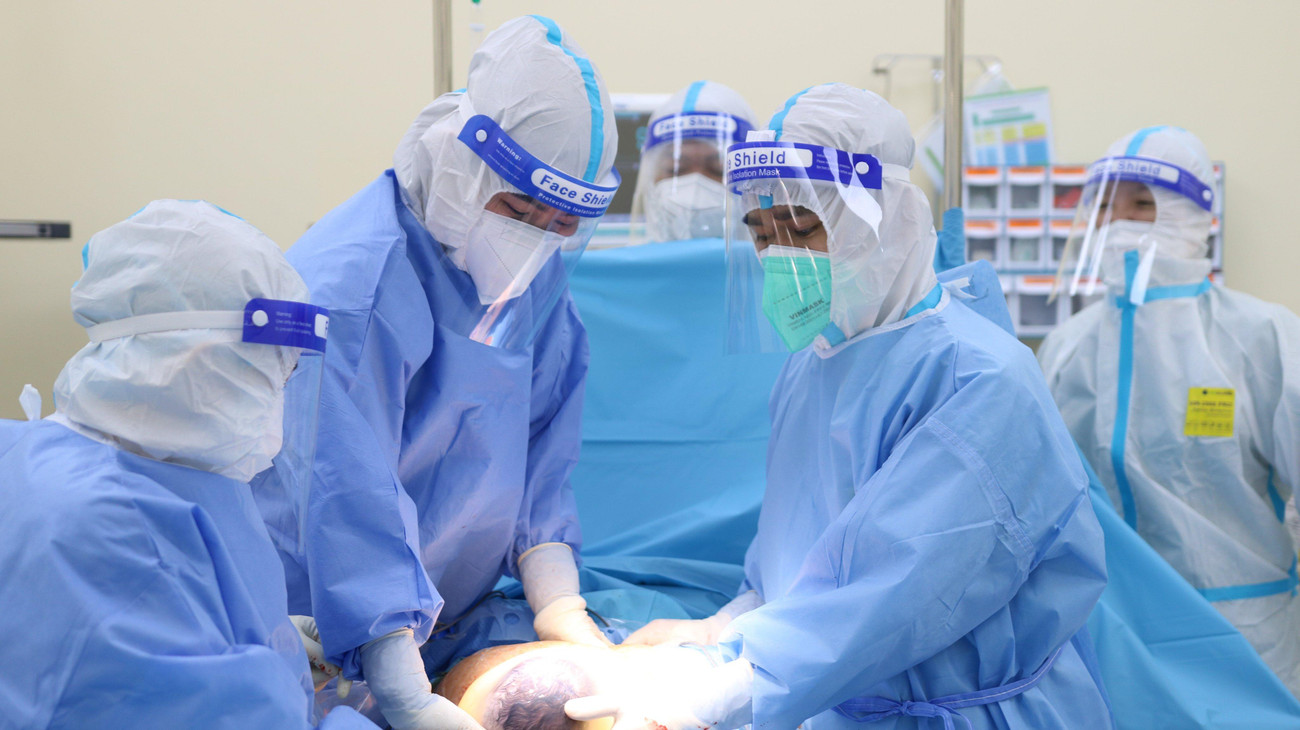 Các bác sĩ đã thực hiện cuộc mổ bắt con cho sản phụ mang song thai mắc COVID-19. Các bác sĩ đã thực hiện cuộc mổ bắt con cho sản phụ mang song thai mắc COVID-19.