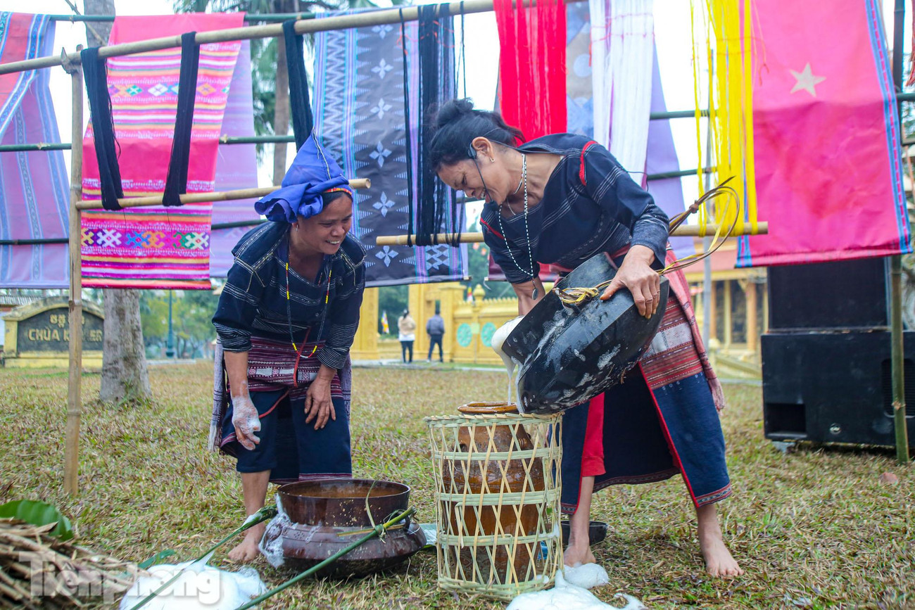 Nhuộm sợi chỉ màu đen từ lá trum là phức tạp và nhiều công đoạn nhất. Lá trum được ngâm trong chum đất (còn gọi là puội) trong 2 ngày. Sáng sớm dùng tay vắt lấy nước, bỏ vào nồi đất xoay vòng tròn từ trên xuống cho nước nổi bọt, tiếp tục bỏ vỏ ốc đốt thành tro vào nồi xoay vòng tròn cho đến khi nước chuyển sang màu đen đậm. Sau đó lần lượt cho thêm hột cây thầu dầu (hơ rên) bóp nát và tro của cây lơ pũi vào xoay tròn. Chờ nước trum lắng xuống, đổ phần nước trong chỉ lấy phần đen đục dưới đáy để ngâm sợi trong 3 ngày, lấy ra vắt phơi khô rồi lại tiếp tục ngâm cho đến khi sợi chỉ hoàn toàn chuyển thành màu đen.