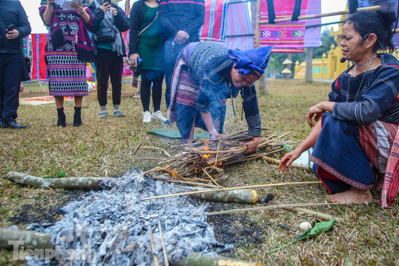 Để có màu đỏ, đồng bào Ba Na dùng rễ cây nhau hoặc vỏ cây tơ nung. Màu vàng dùng cây sơ ring, sơ rông hoặc rễ cây kơ tơ rơ. Đây đều là các loại cây rừng, chỉ những người có kinh nghiệm mới nhận biết được và lấy về kết hợp tạo ra các màu sắc khác nhau của thổ cẩm.