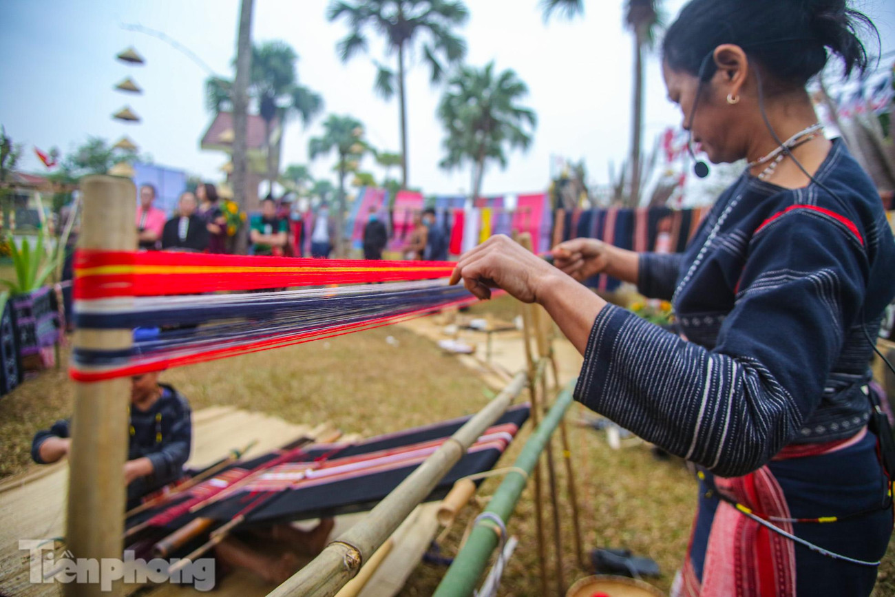 Người Ba Na thường sử dụng các màu đen, đỏ, vàng, tạo ấn tượng mạnh mẽ. Mỗi màu lại có tiếng nói riêng, màu đen tượng trưng cho đất rừng trù phú, màu đỏ của khát vọng và tình yêu, màu vàng tượng trưng cho ánh sáng.