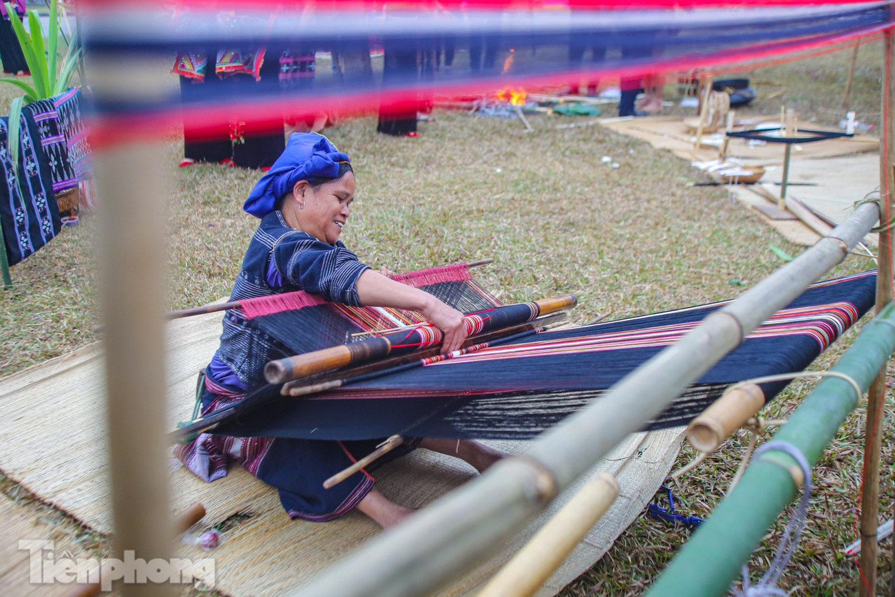 Phụ nữ Ba Na nổi tiếng bởi kỹ thuật dệt tinh tế làm ra những bộ trang phục, những tấm chăn, tấm thảm mang nét đặc trưng riêng. Đầu tiên, họ tạo ra khung dệt thủ công đơn giản bằng cây. Tuy đơn giản là vậy, nhưng các cô gái có thể dệt nên những thảm vải với các hoa văn rõ nét và những sợi dọc sợi ngang đan vào nhau thật tinh xảo.