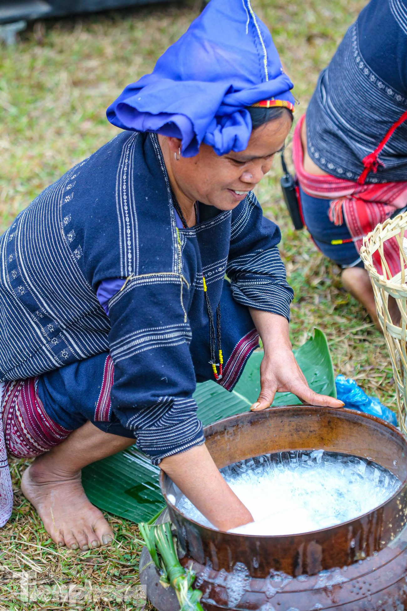 Người phụ nữ Ba Na nhuộm màu sợi chỉ.