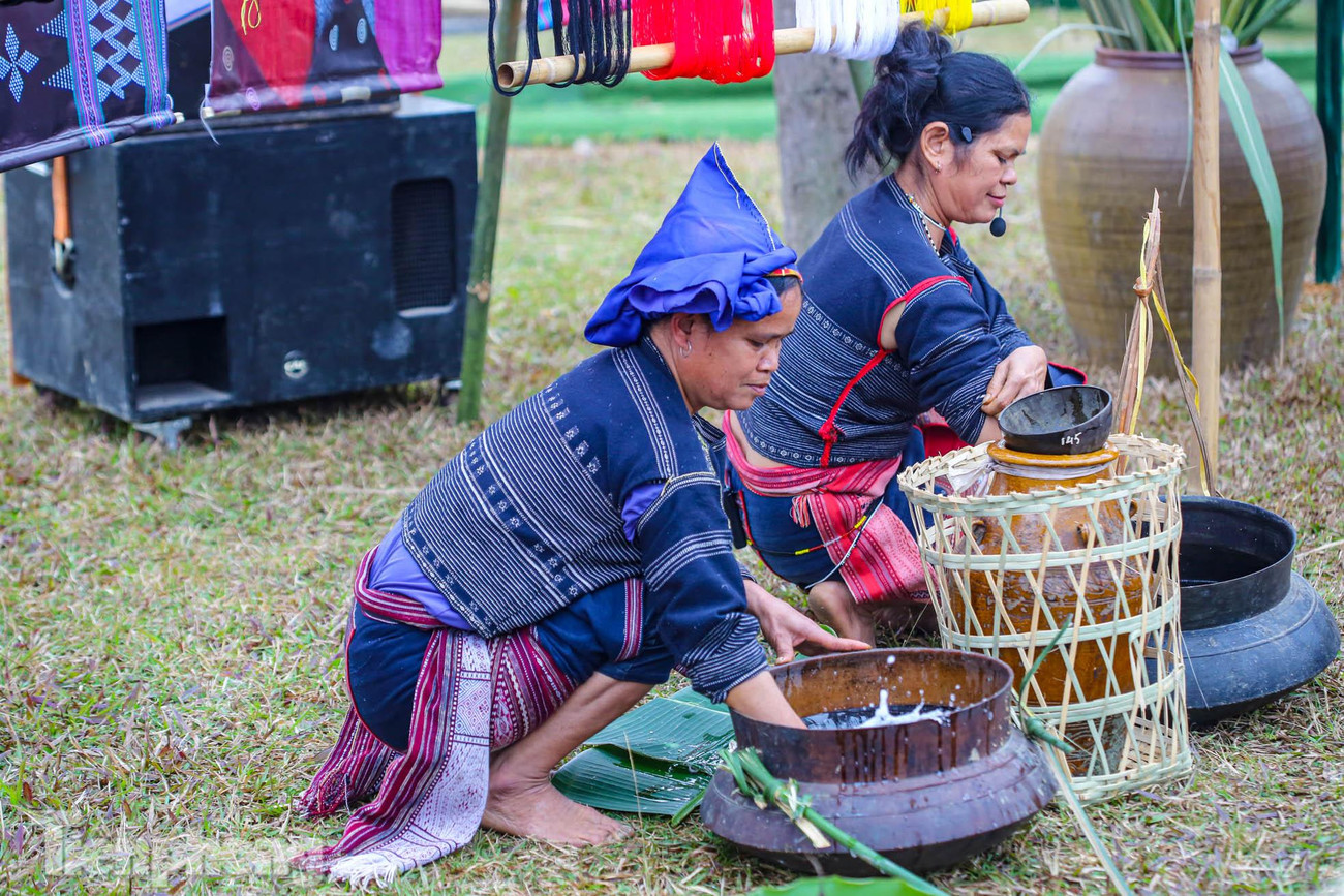 Người Ba Na tin tưởng rằng, có sự chứng kiến của tổ tiên và thần linh, sợi bông sẽ bền chắc, sợi chỉ không phai màu.