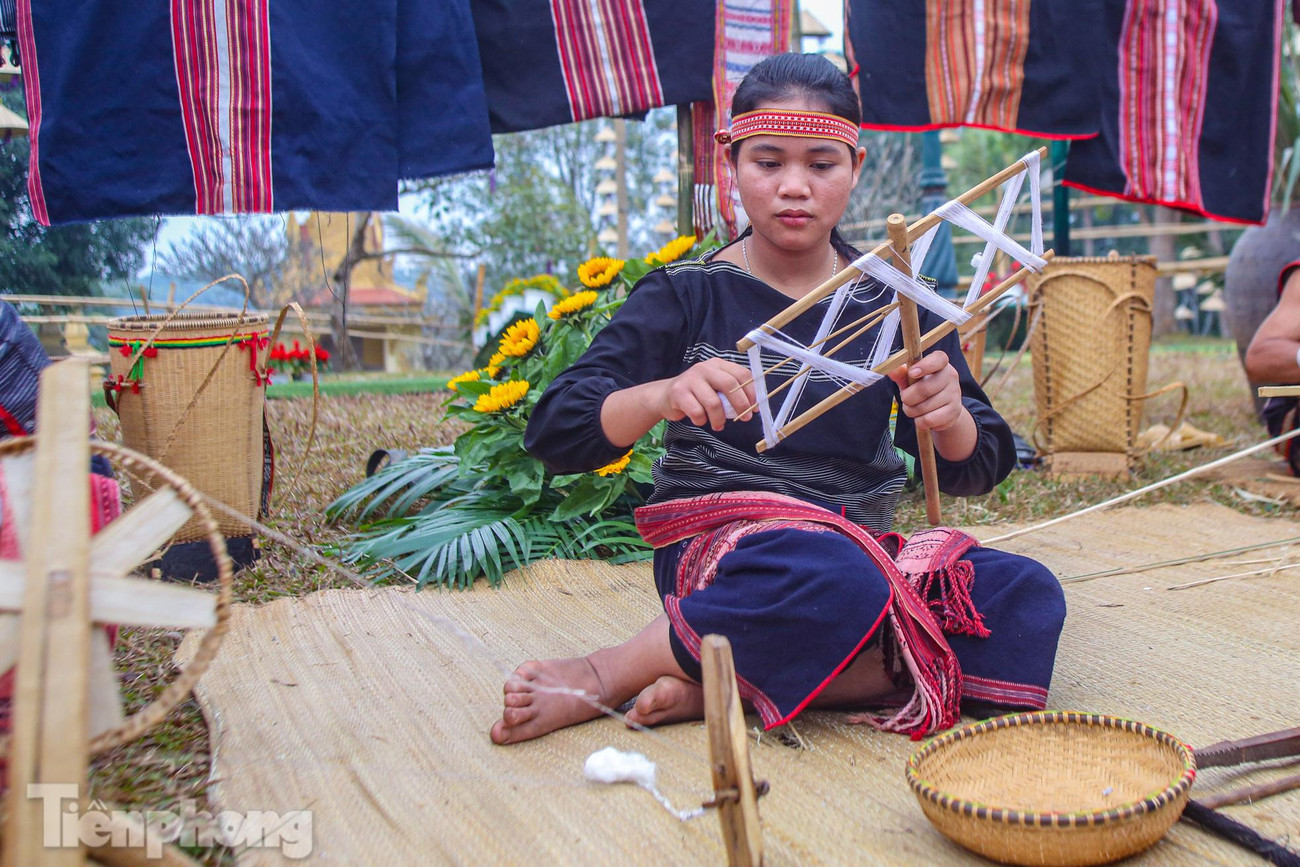 Mỗi công đoạn đều đòi hỏi tính sáng tạo và đôi tay khéo léo, tạo hình các hoa văn lên sản phẩm sao cho hài hòa, cân đối.
