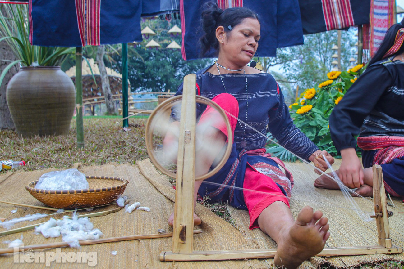 Người phụ nữ Ba Na tiến hành quay sợi.