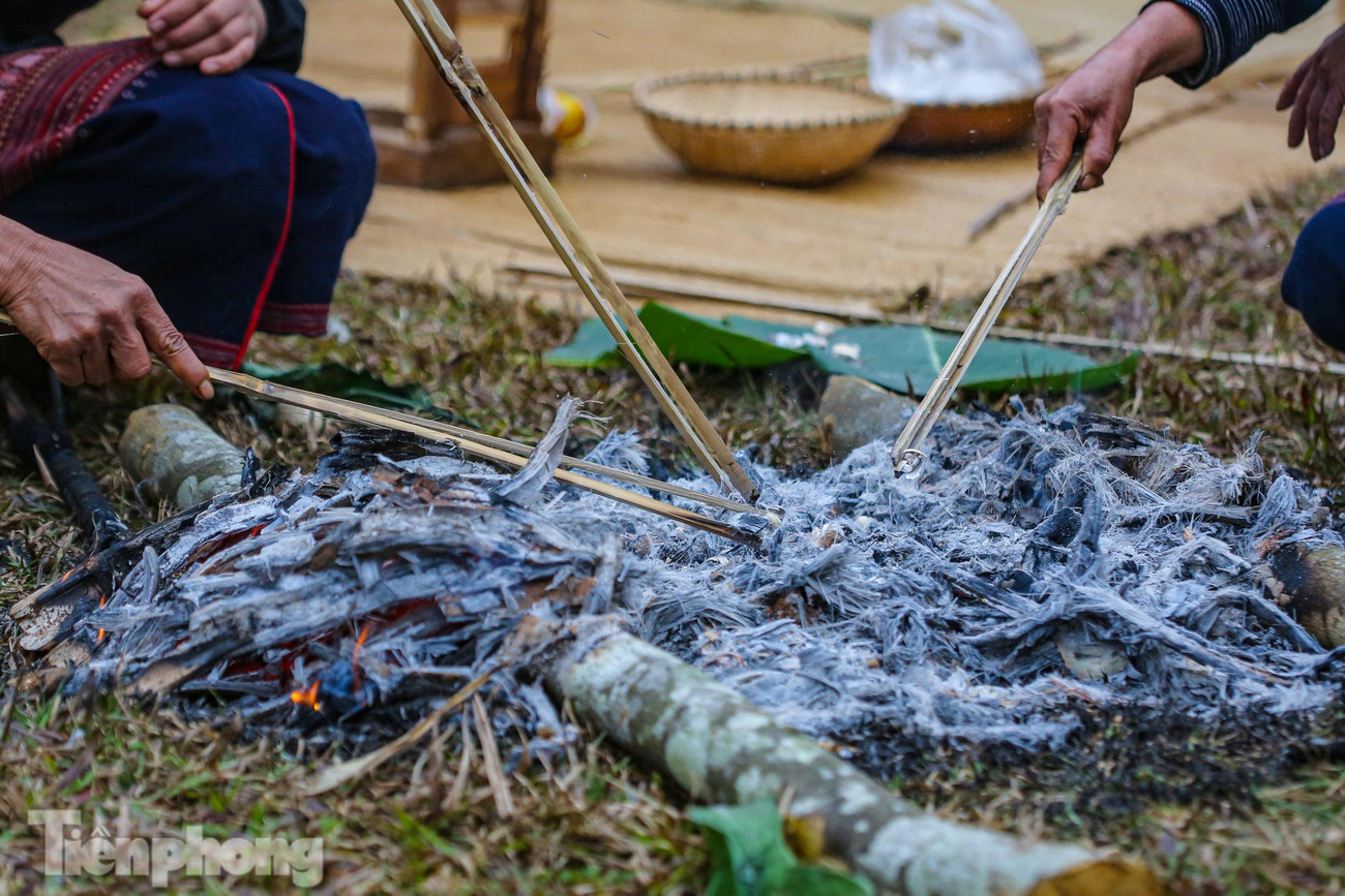 Để thổ cẩm bền đẹp, đồng bào dân tộc Ba Na có nghi thức "cúng vợt sợi bông" vô cùng độc đáo. Việc thực hiện nghi thức này nhằm xin phép tổ tiên, Yàng, thần đất cho gia đình người Ba Na được tạo sợi bông, nhuộm màu chỉ...