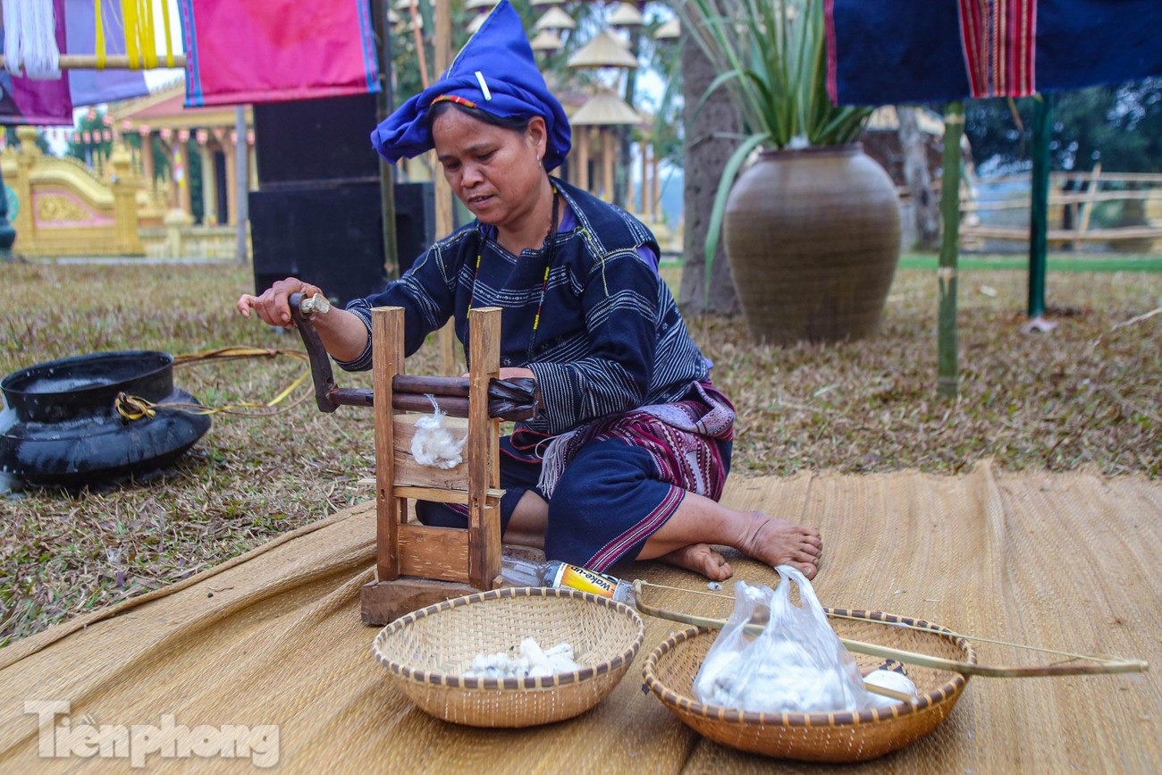 Các cô gái Ba Na đều được bà và mẹ chỉ cho cách dệt vải, dệt thổ cẩm từ lúc 12-13 tuổi. Để khi đi lấy chồng, các cô phải tự dệt cho mình một bộ y phục thật đẹp ra mắt mọi người.