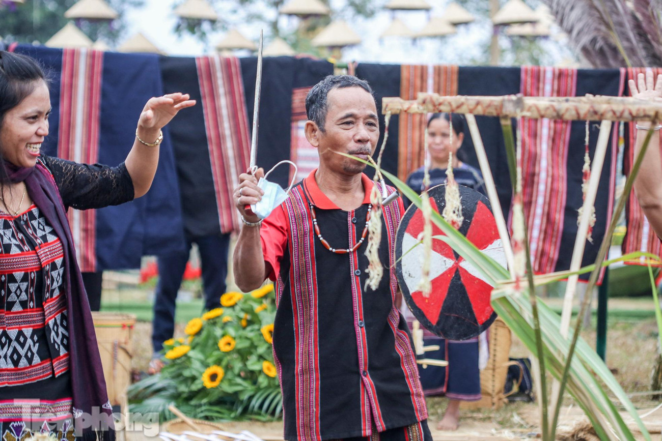 Những hoa văn trên Zèng thường mang hình tượng mặt trời, ngọn núi, con sông, con dốc, loại cây, các loài muông thú hoặc linh vật.