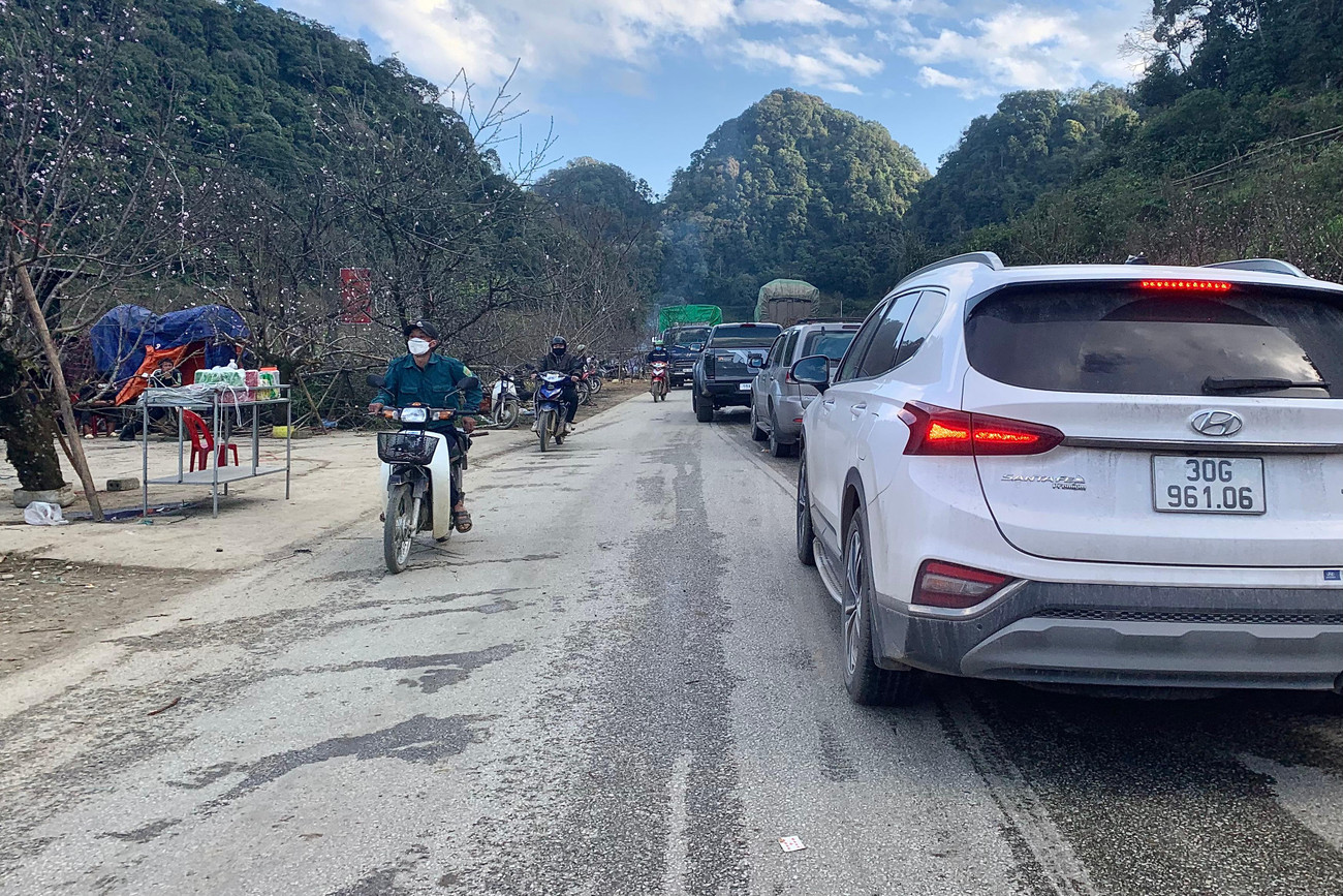 Cảnh buôn bán nhộn nhịp trên đường quốc lộ khiến giao thông ở đây nhiều lúc xảy ra ùn ứ, các phương tiện chỉ có thể di chuyển chậm.