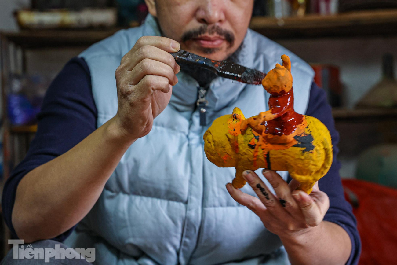 Tùy vào hình dạng và công năng sử dụng, họa sĩ sẽ sơn thêm các lớp khác hoặc khảm vỏ trứng, vỏ trai trang trí bên ngoài.