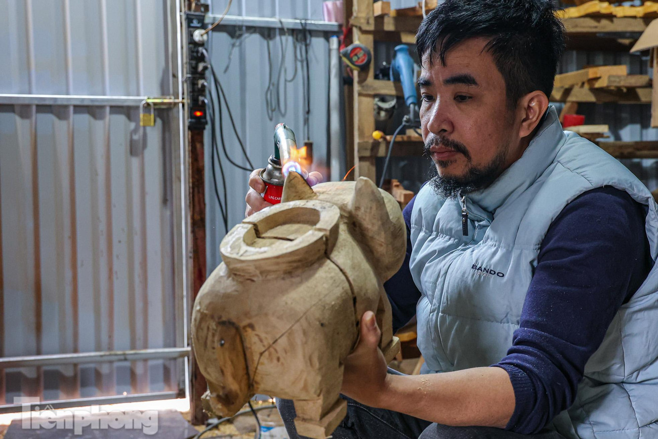 Được biết, nguyên liệu anh Phát sử dụng từ gỗ mít, đá ong, bên ngoài được phủ sơn mài.