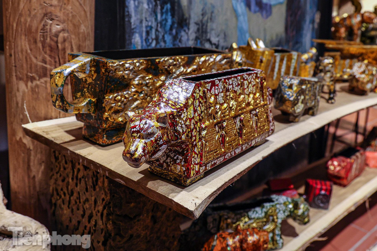 Mỗi tác phẩm được làm bằng chất liệu với công năng khác nhau, có tượng là chiếc hộp, lọ hoa, bàn trà hay chiếc ghế...