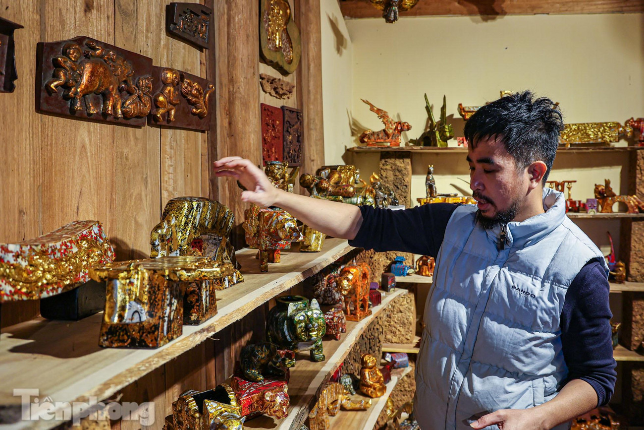 Sau thành công bộ sưu tập 1010 tác phẩm trâu độc bản vào năm ngoái, nghệ nhân Nguyễn Tấn Phát tại làng cổ Đường Lâm (Sơn Tây, Hà Nội) lại chuẩn bị cho ra đời bộ sưu tập "đàn hổ" độc bản chào đón Tết Nhâm Dần 2022.