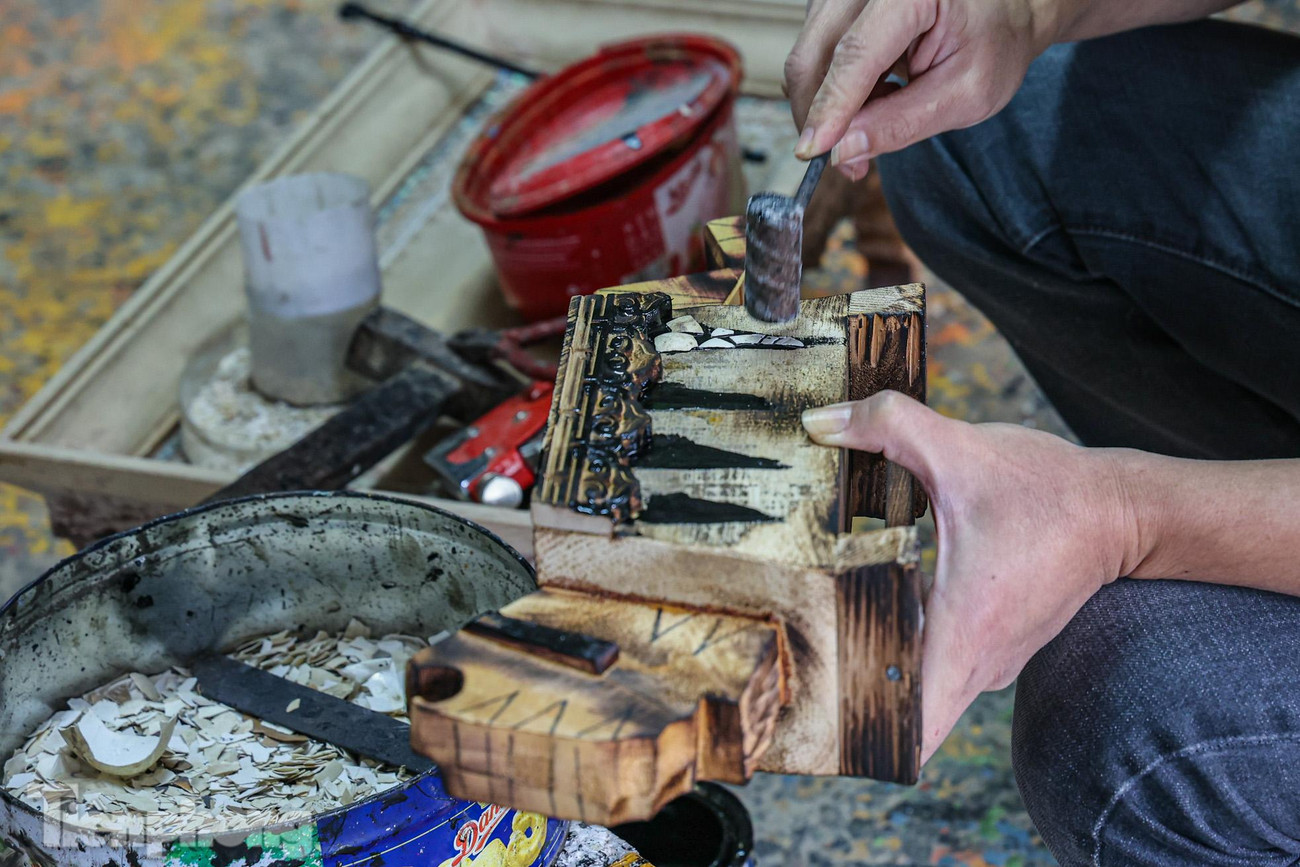 Để tạo ra một tác phẩm không hề đơn giản, anh Phát phải trải qua hàng chục công đoạn với độ tỉ mỉ cao từ việc gọt hình thô của phần tượng đến mài nhẵn các chi tiết.